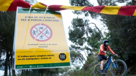 Vista de uno de los carteles situados en los accesos al Parque Natural de Collserola, alertando de la presencia de la peste porcina