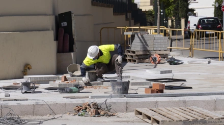 Un obrero trabaja en una calle de Teruel