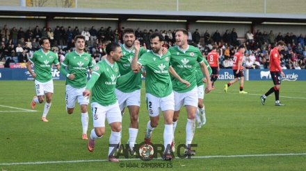 Los jugadores del Zamora CF celebran un gol en Pamplona