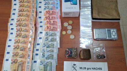 Los guardias encontraron hachís, útiles para manipular la droga y dinero en efectivo en el interior del vehículo