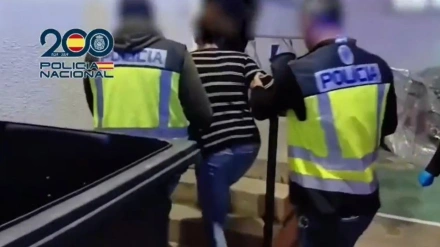 02/12/2025 La detenida tras la muerte de una mujer en Valdelagrana es conducida por dos agentes de la Policía.POLITICA ESPAÑA EUROPA ANDALUCÍAPOLICÍA NACIONAL