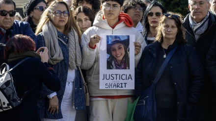 La madre de Sharit (2i), una de las dos adolescentes cuyos cuerpos sin vida aparecieron ayer en el parque de la Concordia de Jaén