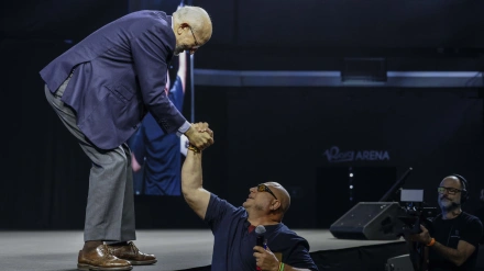 Juan Roig saluda a un beneficiado del Plan Alcem-se