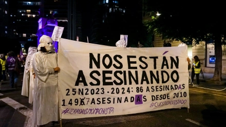 Una pancarta durante la manifestación por el Día Internacional de la Eliminación de la Violencia contra la Mujer en Valencia