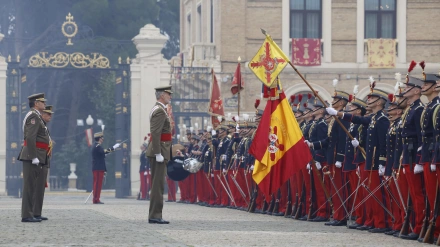 El Rey Felipe VI junto a los jóvenes que juran bandera en la Academia General Militar, en Zaragoza. EFE/Javier Cebollada