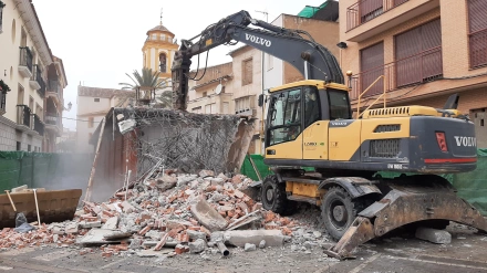 Una pala retroexcavadora derriba el antiguo mercado de abastos de La Hortaliza en Lorca