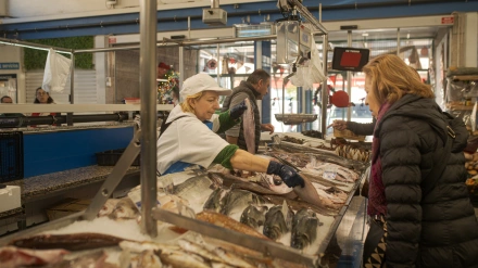 Un puesto de la Plaza de Abastos en Portonovo, Sanxenxo, Pontevedra, Galicia (España)