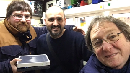 Ayuso promete en Madrid una solución al quiosquero afectado por las obras de la línea 11 de Metro