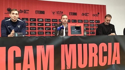 Alejandro Gómez y Sito Alonso acompañan a Will Falk