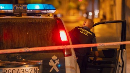 Un agente de la Guardia Civil entra en el coche patrulla, en una imagen de archivo