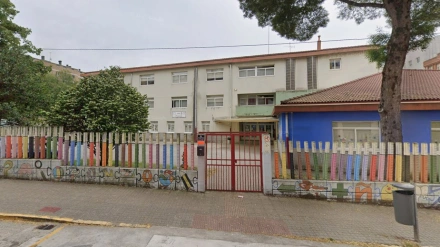 Exterior del colegio de Ponzos, en Ultramar