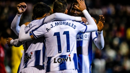 Los futbolistas del Levante UD celebran el gol de Koya