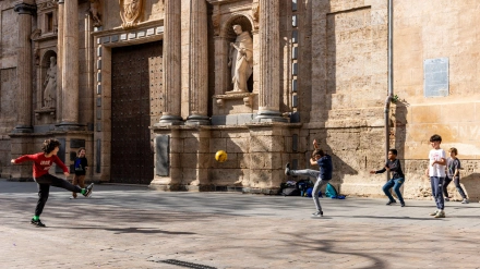 Imagen de recurso de unos niños jugando al fútbol en Valencia