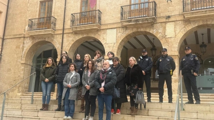 Minut de silenci en l'Ajuntament de Dénia