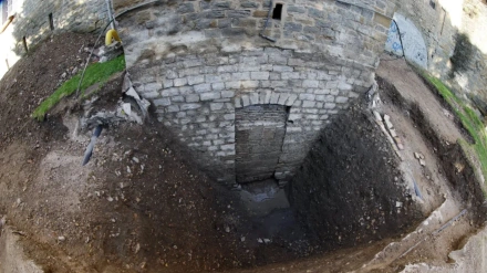 Puerta de los Canónigos’ enterrada en la parte trasera de la Catedral de Pamplona