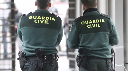 Una pareja de agentes de la Guardia Civil durate un servicio ordinario