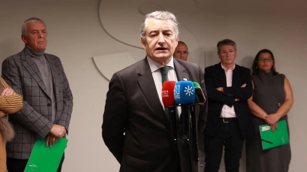 04/12/2025 El consejero de Sanidad, Presidencia y Emergencias, Antonio Sanz, atiende a los medios tras mantener una reunión con el Sindicato de Enfermería (Satse). A 4 de diciembre de 2025, en Cádiz (Andalucía, España). Tras mantener una reunión de trabajo con representantes de Satse en Cádiz, para interesarse por los asuntos de actualidad entorno a la enfermería de la provincia gaditana, el consejero ha podido visitar las instalaciones de la nueva sede del sindicato en Cádiz.SALUD Rocío Ruz - Europa Press