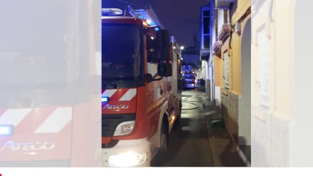 Los bomberos del SEPEI de Cáceres sofocaron el incendio en la vivienda