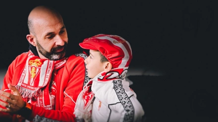 El joven sportinguista Izan, junto a su padre, con la boina heredada de su abuelo