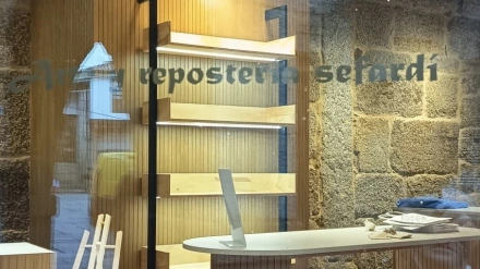 El escaparate principal de "La Tahona del Camino" que se encuentra en un lugar estratégico de Ribadavia