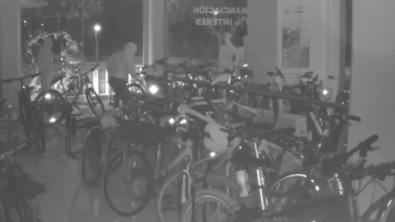 Imagen de la actuación de los ladrones en una tienda de bicicletas
