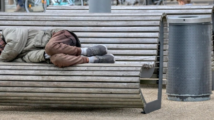 Hombre durmiendo en un banco