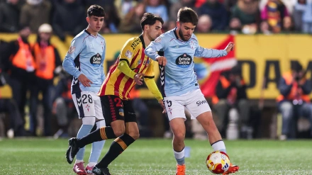 Sergio Carreira y Ángel Arcos en una acción del duelo del Celta ante el Sant Andreu