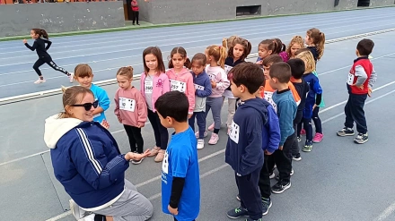 Grupo de escolares con su monitora