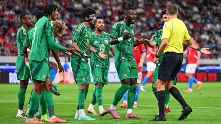 Los jugadores de Arabia Saudita discuten con el árbitro sobre el penalti durante el partido amistoso de fútbol República Checa vs Arabia Saudita, Hradec Kralove