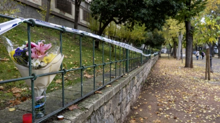 Flores en el parque donde fueron halladas muertas dos adolescentes el pasado sábado en Jaén