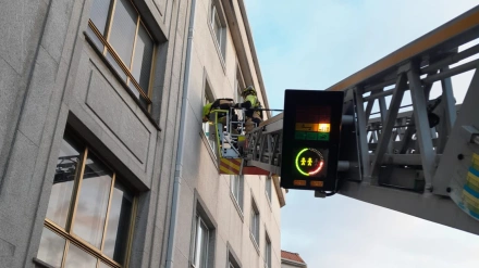 Los bomberos con el camión escalera para acceder a la vivienda