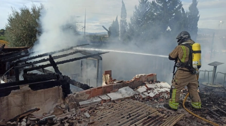 Los bomberos apagando el fuego