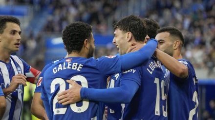 Lucas Boyé celebra con sus compañeros el gol del Alavés ante la Real Sociedad