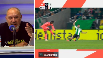 El enfado de Pedro Martín tras ver el penalti pitado a Bartra en el Betis-Barcelona