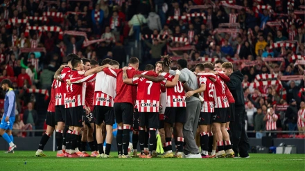 Los jugadores del Athletic celebran la victoria ante el Atlético