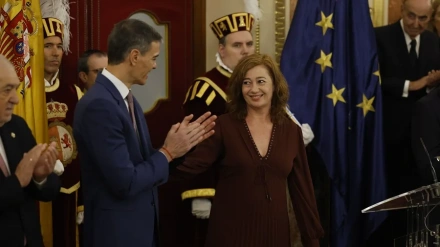El presidente del Gobierno, Pedro Sánchez, y la presidenta de Congreso, Francina Armengol, durante el acto institucional. EFE/Chema Moya
