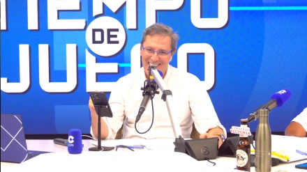 El director de Tiempo de Juego Paco González no aguanta la risa al escuchar el villancico del Grupo Risa sobre el cabreo de Pedro Martín por los arbitrajes