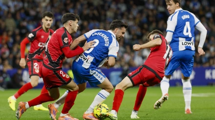 Edu Expósito y Gumbau pelean por el balón durante el Espanyol - Rayo Vallecano