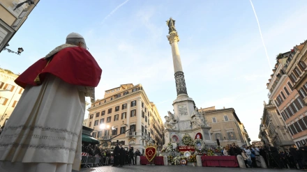 ROME (Italy), 08/12/2025.- A handout picture provided by the Vatican Media shows Pope Leo XIX during Immaculate Conception celebration prayer, at the Spanish Square in Rome, Italy, 08 December 2025. (Papa, Italia, Roma) EFE/EPA/VATICAN MEDIA HANDOUT HANDOUT EDITORIAL USE ONLY/NO SALES