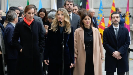 La vicepresidenta segunda y ministra de Trabajo, Yolanda Díaz (c), hace una declaración a la prensa en presencia de los ministros de Sanidad, Mónica García (i); de Juventud e Infancia, Sira Rego (2d), y de Derechos Sociales, Consumo y Agenda 2030, Pablo Bustinduy (d)