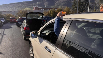 Un conductor coloca una baliza de emergencias. La obligatoriedad de contar con una baliza V16 en cada vehículo desde el 1 de enero ha multiplicado las oferta de estos dispositivos