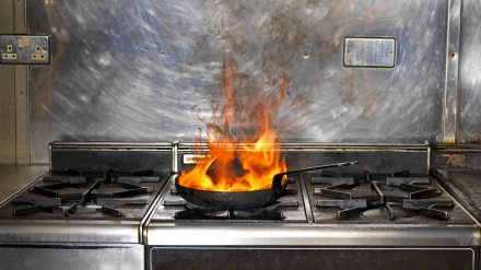 Fotografía recurso de sartén en llamas