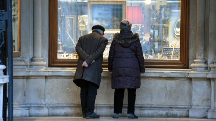 Imagen de recurso de un matrimonio de personas mayores frente al escaparate de una tienda