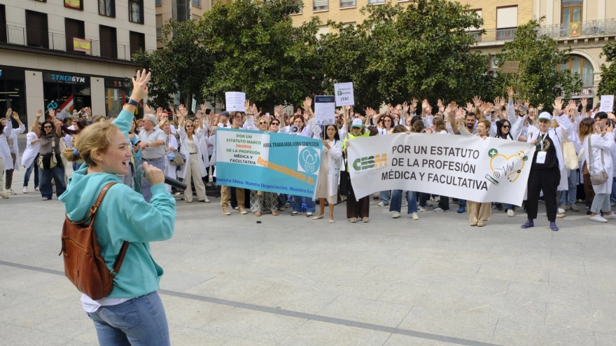 Concentración convocada por Sindicatos Médicos de Aragón en la plaza del Pilar de Zaragoza.