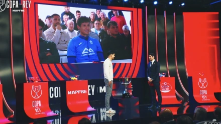 Imagen del sorteo de Copa del Rey con Jaume Tovar en las rozas y sus compañeros en el Estadio Balear