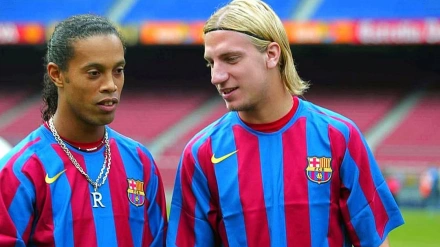 Maxi López y Ronaldinho, durante la etapa en el Barcelona
