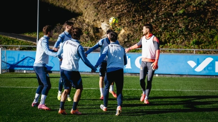 Jugadores de la Real Sociedad durante un ejercicio distendido en Zubieta