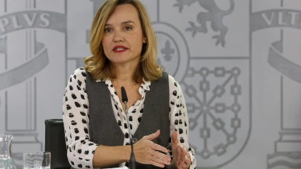 La ministra de Educación y portavoz del Gobierno, Pilar Alegría, durante su intervención en la rueda de prensa posterior a la reunión del Consejo de Ministros este martes en Moncloa