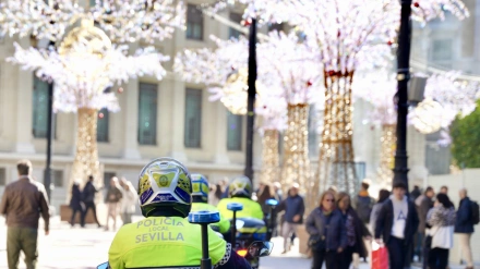 Imagen de agentes de la Policía Local de Sevilla de servicio tras activase el Plan de Emergencia Nivel 1.
