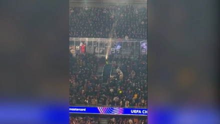 Lanzamiento de un vaso grande lleno de líquido desde la grada donde se encontraban los aficionados del Eintracht de Frankfurt
